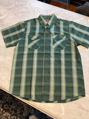 DIXXON short sleeve plaid flannel. The elk. Men’s large. Green.